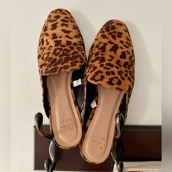 Cute leopard print slides! - Picture 1 of 5